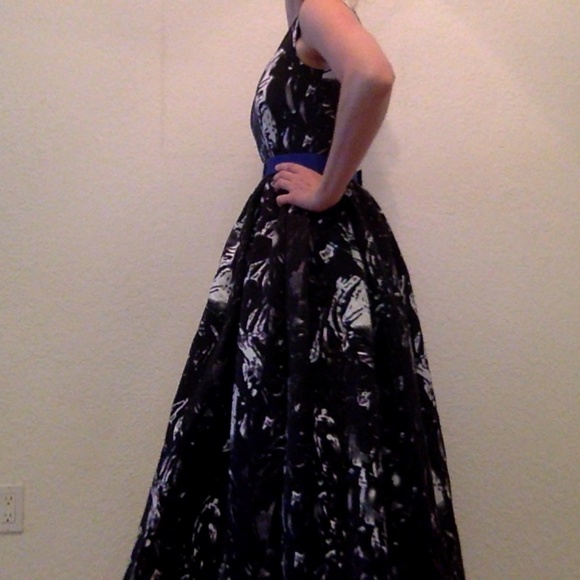 Never-been-worn Venus Gown - Picture 4 of 4